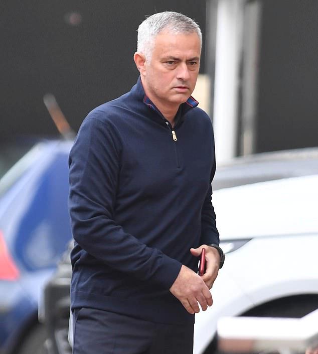 Mourinho rời khách sạn Lowry - Bóng Đá