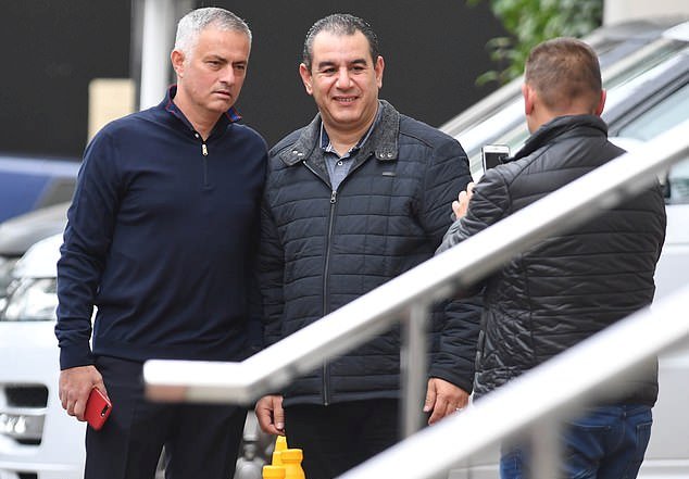 Mourinho rời khách sạn Lowry - Bóng Đá