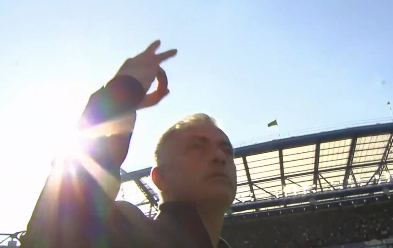 Mourinho khiêu khích fan Chelsera 3 ngón tay - Bóng Đá