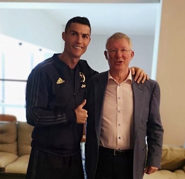 Ronaldo post hình Sir Alex - Bóng Đá