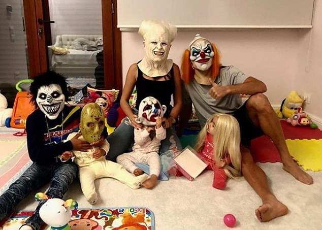 Ronaldo và gia đình hóa trang cực dị đón Halloween