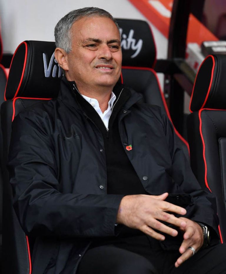 Hàng thủ Man Utd ngờ nghệch, HLV Mourinho biểu cảm 'khó đỡ' - Bóng Đá