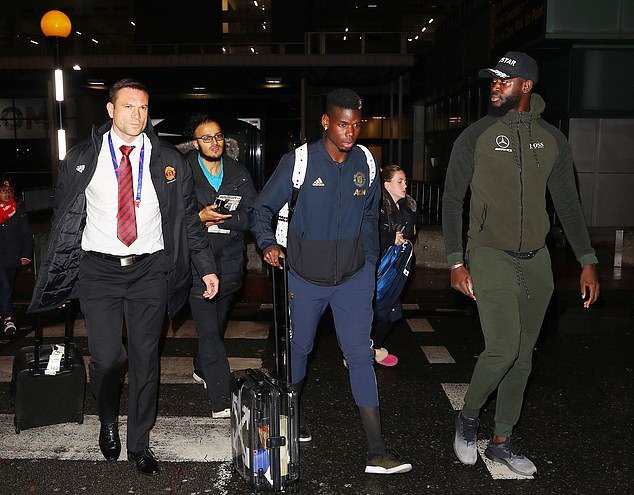 Pogba trở về Manchester muộn - Bóng Đá