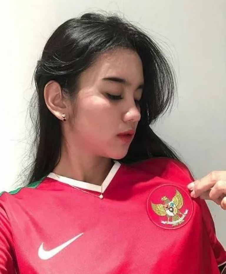 Những nữ CĐV xinh đẹp 'đốt cháy' khán đài AFF Cup 2018 - Bóng Đá
