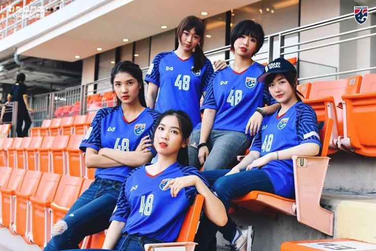 Những nữ CĐV xinh đẹp 'đốt cháy' khán đài AFF Cup 2018 - Bóng Đá