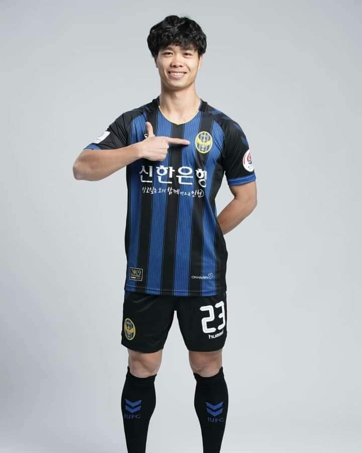 Công Phượng trong ngày chụp ảnh tại Incheon United. - Bóng Đá