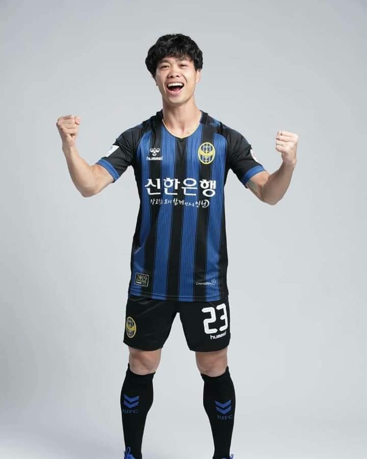 Công Phượng trong ngày chụp ảnh tại Incheon United. - Bóng Đá