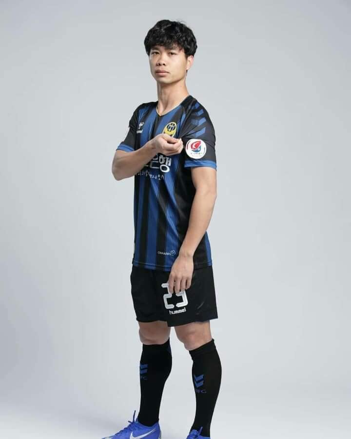 Công Phượng trong ngày chụp ảnh tại Incheon United. - Bóng Đá