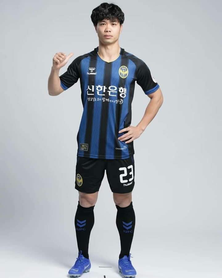 Công Phượng trong ngày chụp ảnh tại Incheon United. - Bóng Đá