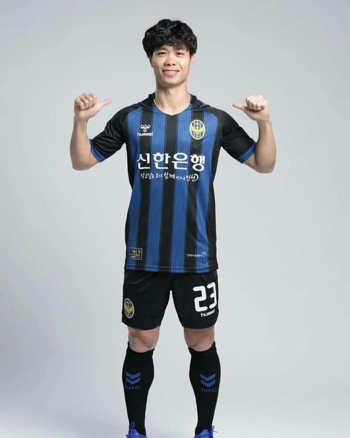 Công Phượng trong ngày chụp ảnh tại Incheon United. - Bóng Đá