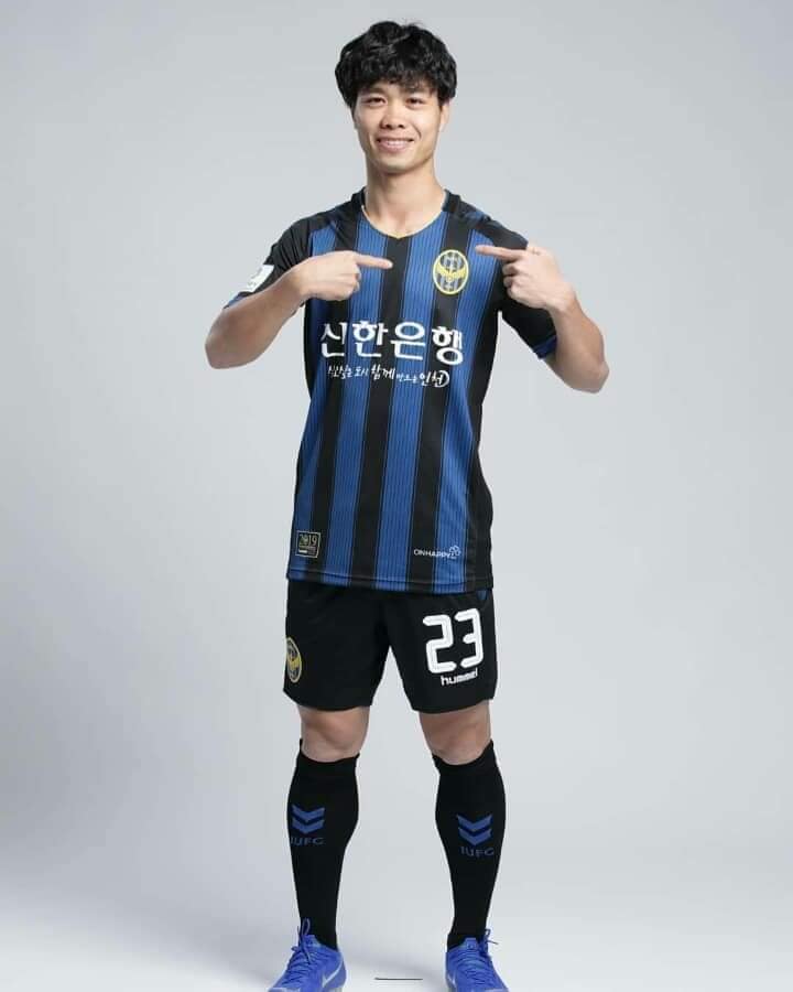 Công Phượng trong ngày chụp ảnh tại Incheon United. - Bóng Đá