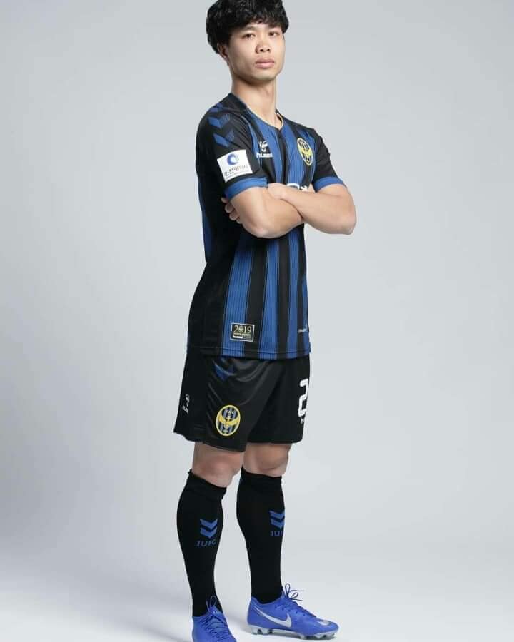 Công Phượng trong ngày chụp ảnh tại Incheon United. - Bóng Đá