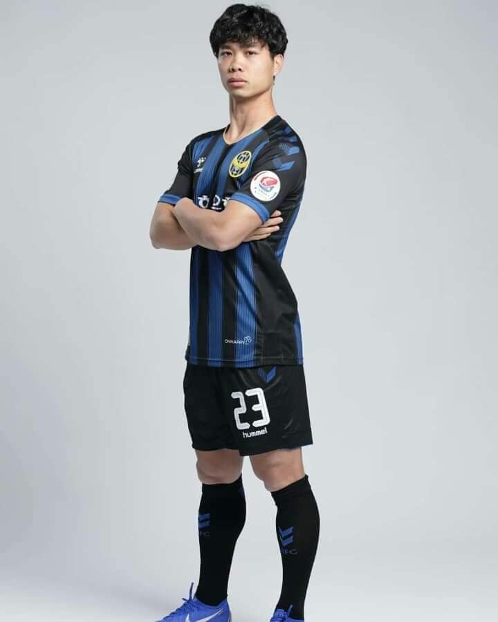 Công Phượng trong ngày chụp ảnh tại Incheon United. - Bóng Đá