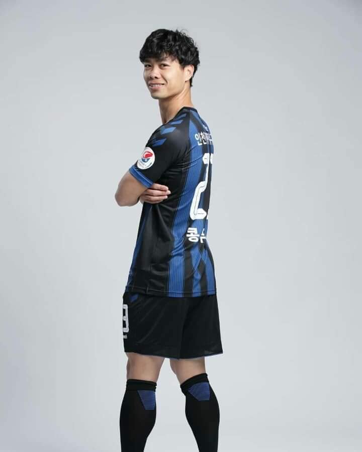 Công Phượng trong ngày chụp ảnh tại Incheon United. - Bóng Đá