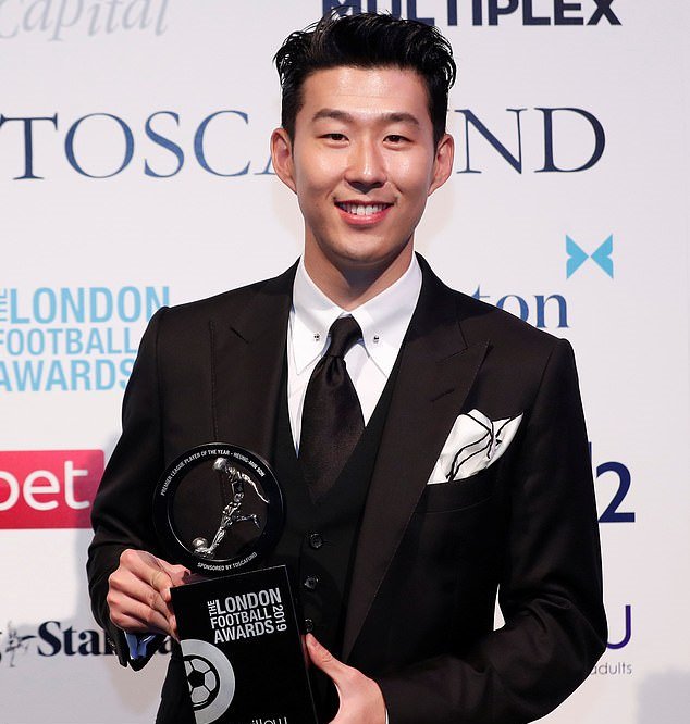 Son Heung-min như tài tử điện ảnh, nhận giải Cầu thủ xuất sắc nhất PL - Bóng Đá