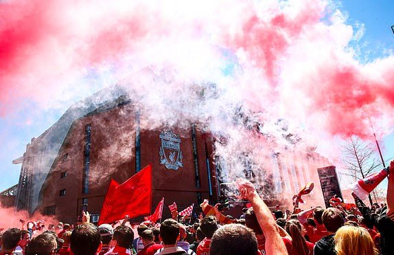 Fan Liverpool đốt pháo sáng - Bóng Đá