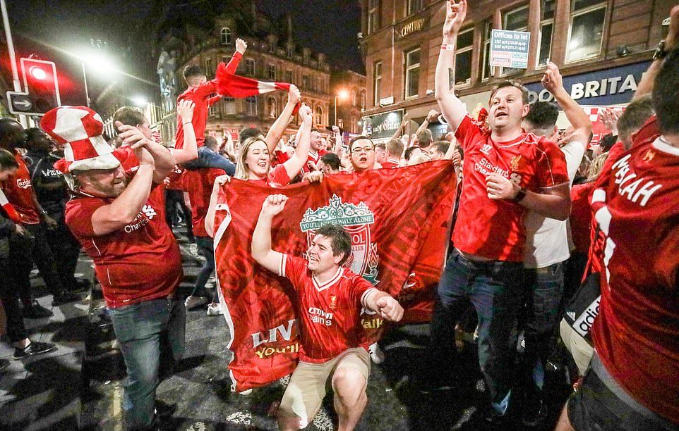 Fan Liverpool ăn mừng - Bóng Đá