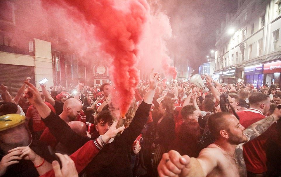 Fan Liverpool ăn mừng - Bóng Đá