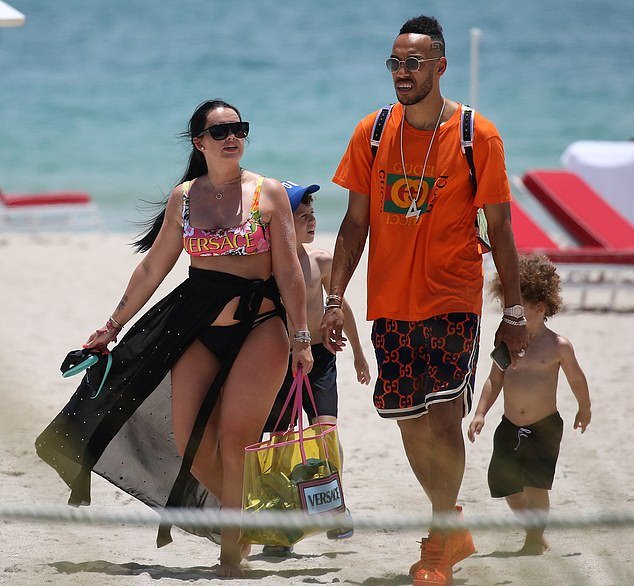 Pierre-Emerick Aubameyang's bikini-clad girlfriend Alysha Behague shows off her curves as Arsenal striker celebrates his 30th birthday in Miami - Bóng Đá