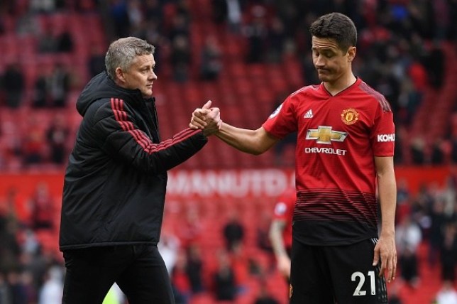 Ole Gunnar Solskjaer names the two Manchester United players who will replace Ander Herrera - Bóng Đá