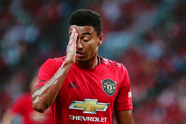 'Last season was not up to standard': Ole Gunnar Solskjaer demands more from underperforming Manchester United midfielder Jesse Lingard - Bóng Đá