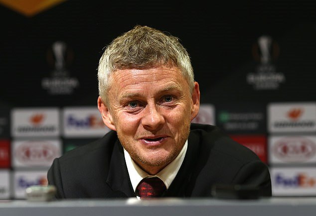 'Paul is going nowhere': Ole Gunnar Solskjaer hits out at Real Madrid, saying he isn't worried about transfer speculation around the Paul Pogba  - Bóng Đá