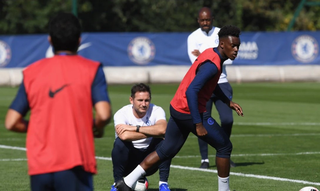 Lampard urges Hudson-Odoi to learn from Sterling and queries Leeds award - Bóng Đá