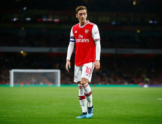 Unai Emery claims Arsenal chiefs gave him permission to axe Mesut Ozil from squad - Bóng Đá