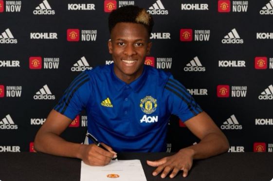 Man United starlet Noam Emeran signs first professional contract - Bóng Đá
