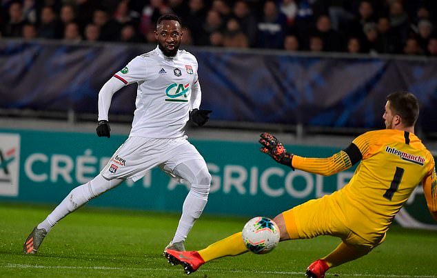 Chelsea scouts watch Lyon striker Moussa Dembele score in French League Cup win... as Manchester United also scout him amid January transfer interest - Bóng Đá