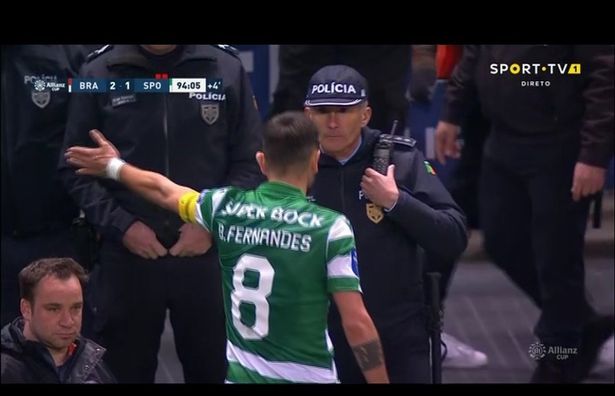 Chưa thể đến Man Utd, Fernandes gây hấn từ CĐV, cảnh sát cho đến người quay phim