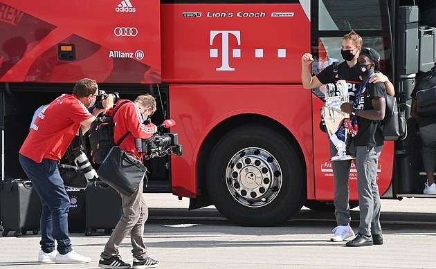 Bayern Munich's Champions League heroes land back in Germany wearing 'Triple 2020' shirts  - Bóng Đá