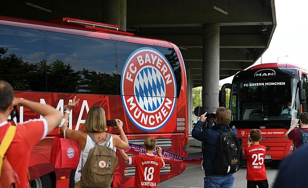 Bayern Munich's Champions League heroes land back in Germany wearing 'Triple 2020' shirts  - Bóng Đá