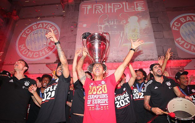 Bayern Munich's Champions League heroes land back in Germany wearing 'Triple 2020' shirts  - Bóng Đá