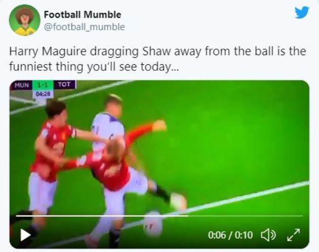 CHOÁNG! Maguire lại 'diễn hài', kéo Shaw ngã chổng vó để cầu thủ Spurs thoải mái sút tung lưới M.U - Bóng Đá