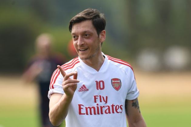 Mesut Ozil 'receives £8m Arsenal loyalty bonus' despite not playing this season - Bóng Đá