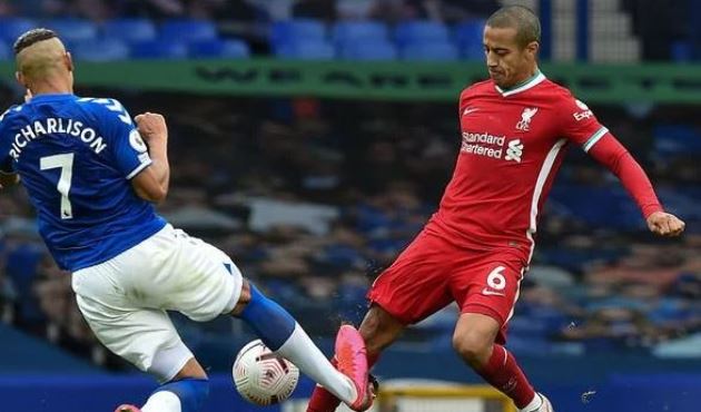 Thiago Alcantara compared to Man Utd legend as Liverpool star hailed after Everton draw - Bóng Đá