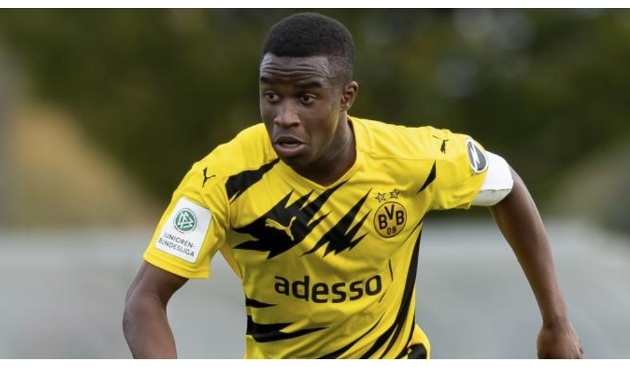 Moukoko eligible to debut for Borussia Dortmund's seniors: The next great player after Messi - Bóng Đá