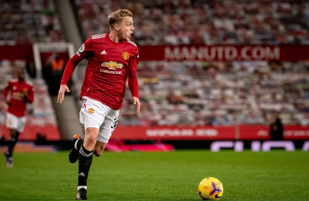 FLOP Manchester United players ‘don’t trust Donny van de Beek’ says Mark Hughes who compares ‘disappointing’ £39million signing to Bruno Fernandes - Bóng Đá