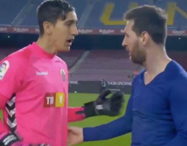 Barcelona's Lionel Messi showed his class when Elche goalkeeper asked for his jersey - Bóng Đá