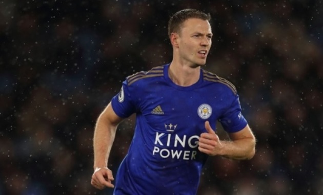 Trung vệ - Jonny Evans: Một người hùng thầm lặng của Man Utd, Evans đã bị bán cho West Brom vào năm 2015, trước khi gia nhập Leicester ba năm sau đó, nơi anh tiếp tục được coi là một trong những hậu vệ hàng đầu Premier League.