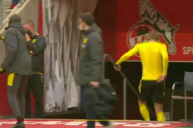 Haaland tỏ rõ sự thất vọng với màn trình diễn của Dortmund.