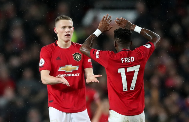 Rồi ở trận thua Leicester mới đây, Man Utd cho thấy hàng tiền vệ của họ gặp vấn đề. Scott McTominay và Fred luôn tràn đầy năng lượng, nhưng lại không phải là mẫu tiền vệ phòng ngự thực thụ, biết làm bóng từ vị trí tiền vệ lùi sâu.