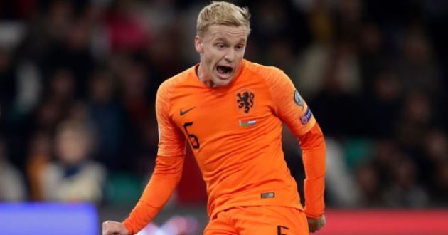 Cầu thủ người Hà Lan biết cách chuyền bóng tốt hơn hầu hết các cầu thủ Man Utd. Anh có cảm quan không gian tốt, bình tĩnh với trái bóng dưới chân, và mang đến cảm giác an toàn nhờ lối chơi thông minh, đơn giản nhưng hiệu quả của mình.