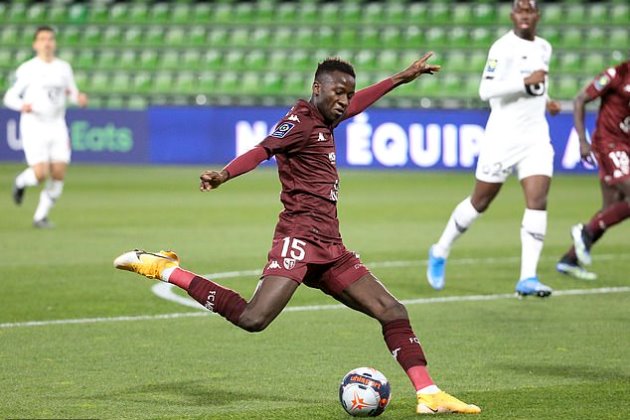 Manchester United 'interested in signing highly-rated Metz midfielder Pape Sarr - Bóng Đá