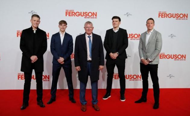 Harry Maguire pictured without crutches and protective boot - Bóng Đá