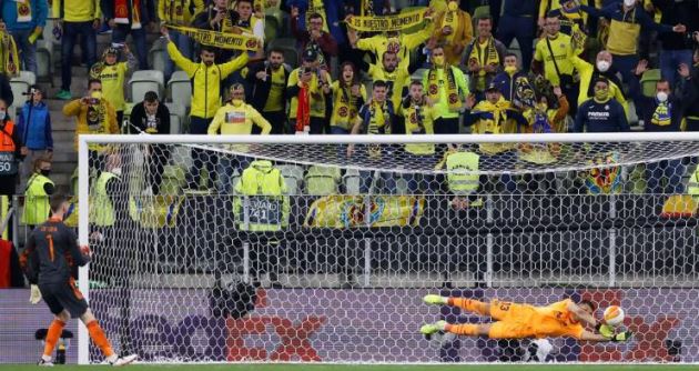 Man Utd star Bruno Fernandes in tears after Villarreal win Europa League on penalties - Bóng Đá
