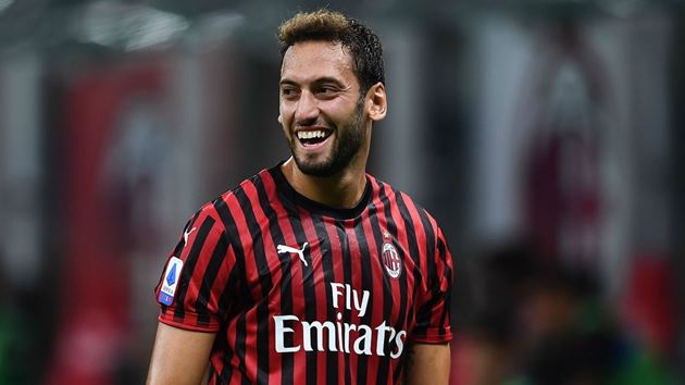 Arsenal and Manchester United have been confirmed as potential suitors to sign Hakan Calhanoglu from AC Milan. - Bóng Đá