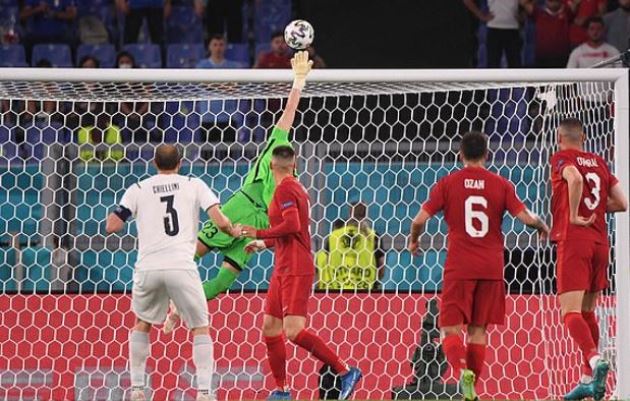Hậu vệ Juventus phản lưới nhà, 'tặng' Ý bàn thắng đi vào lịch sử EURO - Bóng Đá