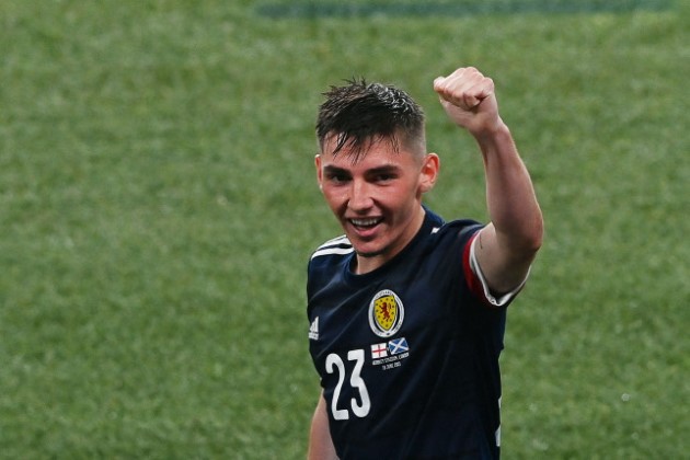 Gary Neville says Chelsea’s Billy Gilmour is ‘technically better’ than Leeds United midfielder Kalvin Phillips - Bóng Đá